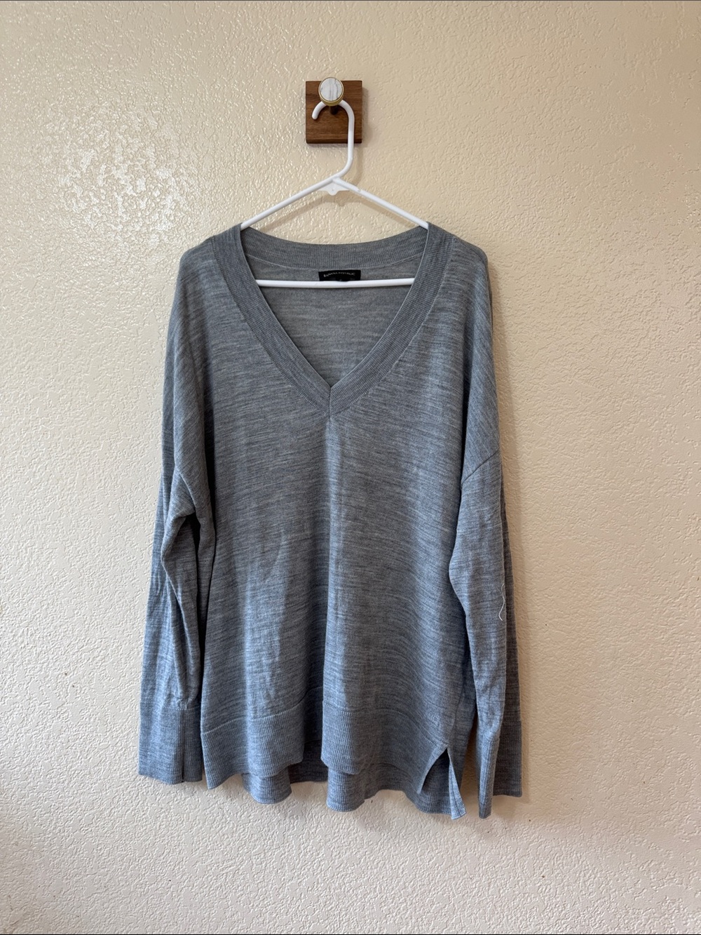 Banana Republic Merino Wool Gray V-Neck Sweater Lightweight Knit Pullover XL